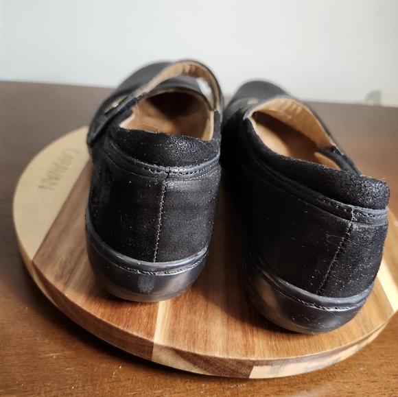 Size 7 Clarks shoes - Picture 5 of 6